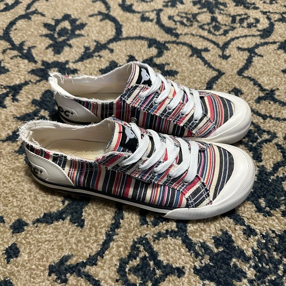 Rocket Dog slip on, lace up shoes. - Picture 4 of 4